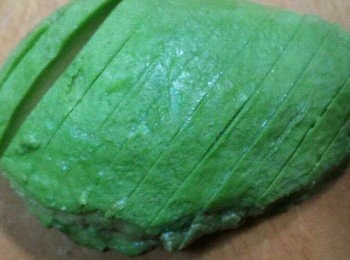 step2: 牛油果去核開邊，將其中一邊斜切幼片。