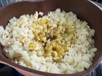 step3: 將<span class="group_2">調味</span>料加入，炒勻。