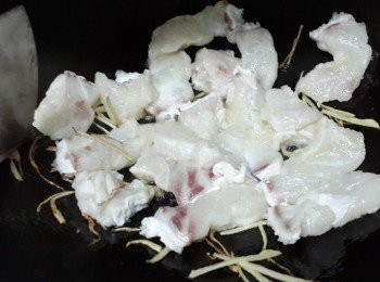 step8: 將腌好的龍躉肉，倒入，煎至金黄（大概2分鐘）