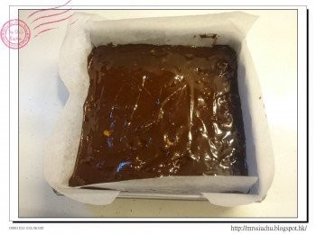 step9: 在模具內鋪牛油紙, 把蛋糕液倒入。留意四隻角都有蛋糕液, 抹平表面。把焗盤在5cm高度掉下2次, 以趕走蛋糕糊內的空氣。