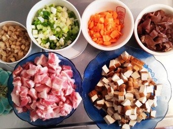 step1: 將所有<span class="group_1">食材</span>切小塊狀備用