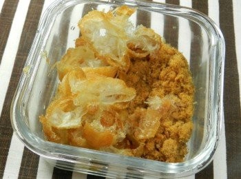 step1: 油條與肉鬆放入保鮮盒內