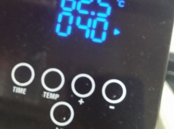 step4: 慢煮器(slow cooking tower) 調較時間及溫度(由室溫水升至62.5度需時約10分鐘)。
放入<a href="https://bit.ly/3EZL8dD" target="_blank" data-keyword="雞胸" class="guide-link"><strong>雞胸</strong></a> <span style="display:inline-block;vertical-align:middle;margin-top:-3px;color:initial;border-radius:3px;padding:2px 3px;font-size:12px;line-height:14px;background:#87d300;color:#fff;">即買</span> ，並用夾夾實，慢煮62.5度30-40分鐘 (視乎大細厚度)