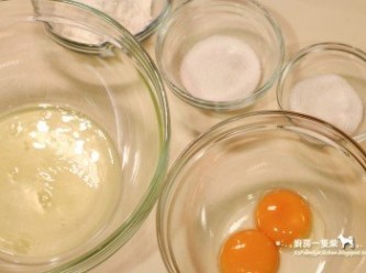 step1: 雞蛋分成蛋白與蛋黃兩盆，所以材料秤好，低筋麵粉過篩。