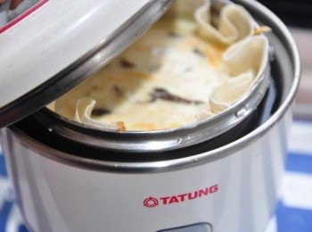 step7: 將<span class="group_2">粉餬</span>倒入內鍋後放入電鍋後，外鍋約200cc水開始燉煮至電源跳起即可。 PS:剩下的其他<span class="group_2">粉餬</span>則倒入另外的鍋具!