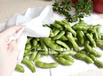 step2: 瀝乾水份再撕去頭尾部份 , 再沖洗一次 , 抹乾水份