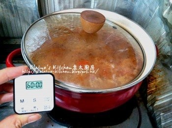 step5: 用中火煮滾後轉慢火蓋上蓋煮1小時 (期間要不時攪拌以免黏底)