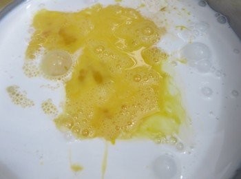 step9: 把白砂糖、煉乳、蛋液、椰汁、花奶加入同一碗內攪拌均勻