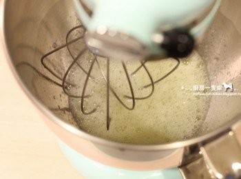 step5: 蛋白先以攪拌器打出小泡泡後，加入一半的檸檬汁、細砂糖高速攪打至兩倍蓬鬆。