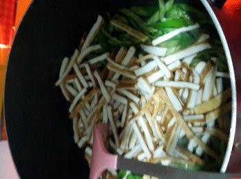 step4: 原鍋倒入尖椒炒勻、再加入豆腐乾條大火炒2分鐘