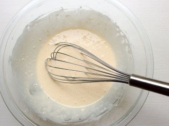 step6: <span class="group_3">麵糊</span>攪拌均勻,用手舀起呈現自然滴落狀態。