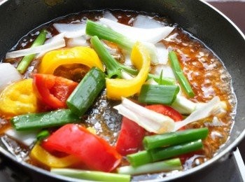 step7: 接著放入洋蔥、彩椒切片狀，青蔥切半炒數下