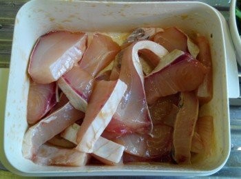 step1: 脆脘腩洗淨切件，以醃料醃半小時備用。