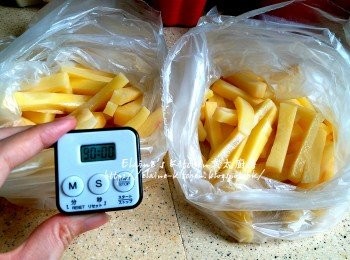step4: 分兩袋放入薯條 , 放入冰箱冷藏1 1/2小時