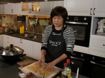 step3: 將回軟的腐皮先掃上一層香菇水後，放上冬菇粒將腐皮覆起摺合，包成長方型用粟粉開水黏合收口