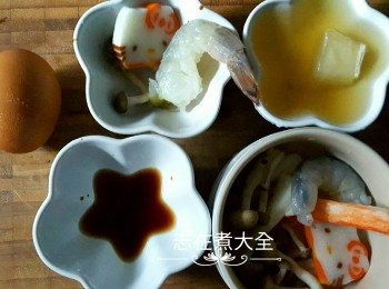 step2: 扣起放在蒸蛋面的部份材料，餘下材料放入碗底，調味及鰹魚湯備用