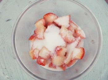 step1: 將草莓洗淨去蒂切成小塊狀撒上砂糖。