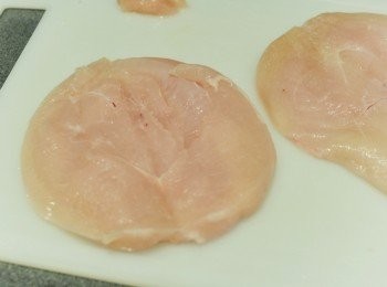 step3: <a href="https://bit.ly/3EZL8dD" target="_blank" data-keyword="雞胸" class="guide-link"><strong>雞胸</strong></a> <span style="display:inline-block;vertical-align:middle;margin-top:-3px;color:initial;border-radius:3px;padding:2px 3px;font-size:12px;line-height:14px;background:#87d300;color:#fff;">即買</span> 肉洗淨，從中間向橫片開，但不切開肉刀，然後將肉打開，像打開書本一樣