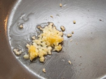 step3: 利用同一個鍋子，將蒜末爆香。