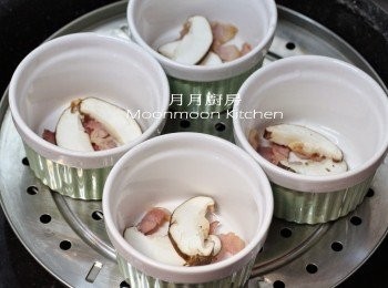 step12: 先把煙肉及鮮冬菇片放入茶碗中。