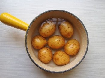 step2: 先將土豆煮至鬆軟。