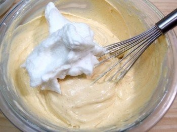 step12: 加入一半的蛋白霜至起司蛋糕糊中攪拌均勻。再將起司蛋糕糊全部倒回剩下的蛋白霜裡攪拌均勻,動作快速而輕巧。