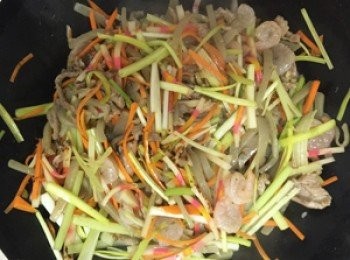 step5: 起鍋加入適量的油後，加入豬肉絲爆香，再放入蒟蒻墨玉板、韭黃段、芹菜段、魚板絲、紅蘿蔔絲、蝦仁以及水100cc、白胡椒、醬油1大匙翻炒至湯汁略收。