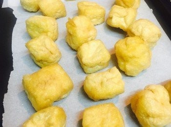 step1: 焗爐預熱160度。豆卜沖水後用手搾乾，每粒之間留有空間，放在已鋪好牛油紙的焗盤上。