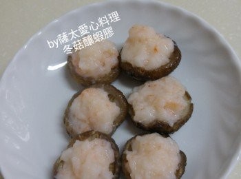 step6: 用半碗煮冬菇的汁，調入生粉水埋茨。淋在冬茹蝦膠上。焯上菜心拌碟。完成。