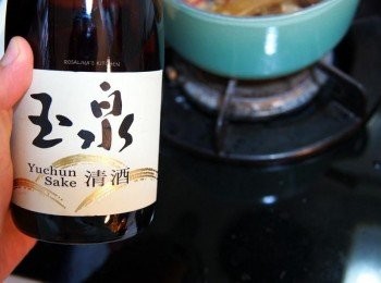 step9: 9.加入清酒大約50ml。