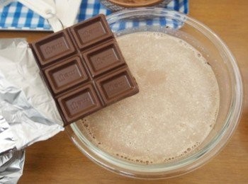 step8: 剩餘的牛奶液中將可可粉和巧克力塊一同放進去~~可以攪拌一下!!!接著放入微波約30秒-50秒左右!!