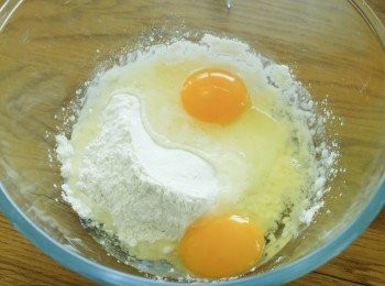 step1: 先將麵粉及鹽拌勻，在中間打兩隻蛋拌勻