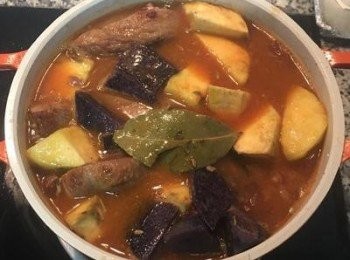 step7: 倒入高湯到淹過所有材料，大火煮滾後改小火蓋鍋蓋慢燉1小時，關火燜到降溫後再次倒入高湯到淹過材料，並放入青豆；接著燉煮30分鐘，試吃並用鹽調整味道，最後放上切碎的巴西里葉即可趁熱享用。