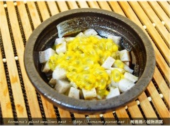 step4: 最後放入百香果肉，相互拌勻後，逐一填入百香果殼中。