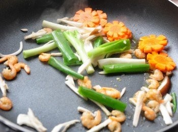 step6: 然後取一大匙油，將乾蝦仁、蔥段、紅蘿蔔爆香