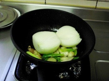 step1: 熱鍋倒入所有<span class="group_3">配料</span>大火炒，起鍋備用