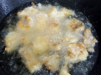 step4: 燒滾油，將魚塊放入炸至熟透及兩面金黃色, 硬身後就撈起