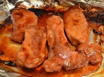 step9: 烤箱再調至高溫240度，最後刷上一層蜂蜜，兩面再烤多5分鐘後，看到表面微焦紅上色即可。（最後一次刷上蜂蜜，烤出來的叉燒肉色澤才會光亮，口感也會更佳。）