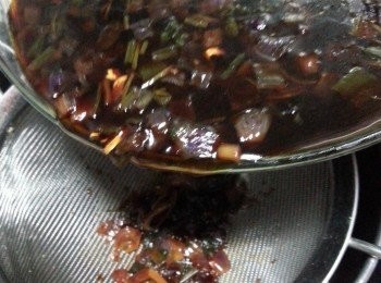 step5: 將料頭用篩隔起,將甜豉油灘凍後用樽盛起,放入雪櫃即可