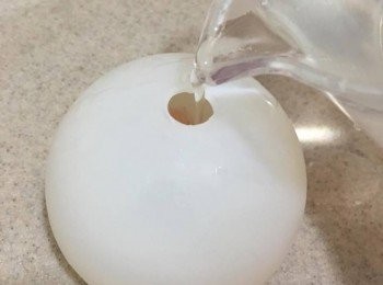 step5: 蓋上另一半圓模，倒入剩下的混合液約8成滿就夠了