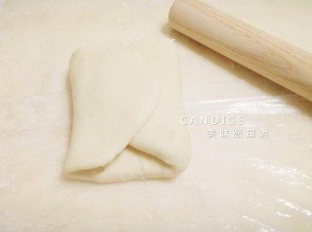 step5: 對摺再次擀開，反覆2次。原因：使麵條製成時有彈性、q勁。