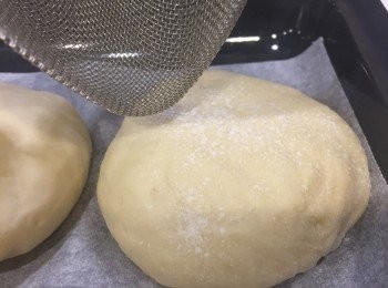 step13: 在<span class="group_3">麵糰</span>上灑上高筋麵粉。