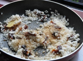 step4: 接著放入2匙砂糖攪拌