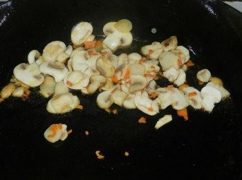 step3: 熱一油鍋，將蒜片、蘑菇與紅蘿蔔丁炒香