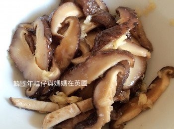 step4: 冬菇烚諗後過冷水切片後，用冬菇調味醬材料一起拌勻備用。