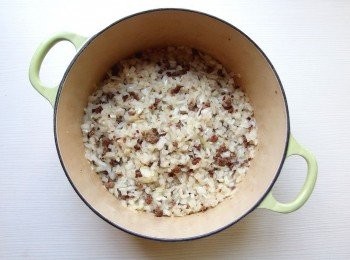 step3: 加入洋蔥，翻炒至透明焦香程度。