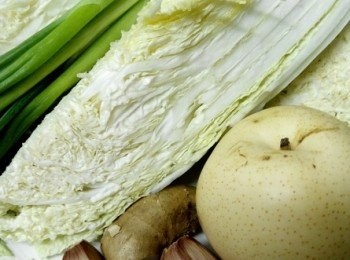 step1: 1、大白菜洗净，先將大白菜切4分（一開二，二開四）
2、将兩湯匙盐醃過夜（不用加水）