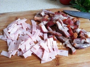 step2: 韭黃切段 , 火腿切細片 , 叉燒切條