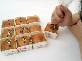 step7: 烤好的麵包放涼後，用朱古力畫上鼻子和眼睛