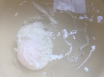 step5: 雞蛋先打在篩上，隔走部份較稀的蛋白。再把蛋放進85-90度熱水中灼2分半鐘。水要加鹽和白醋，再輕輕攪動成旋渦再放蛋。煮好後取出，放入室溫水中備用。